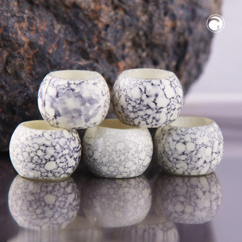 Set of 5 cloth rings 22x15mm plastic beige/grey tone with pattern