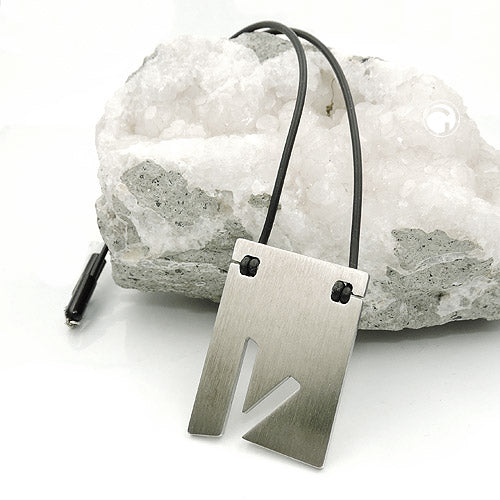 Edelstahl Buchstaben-Kette V – Schwarze Vollgummi-Kordel, 42cm