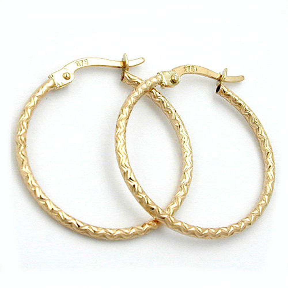 Creole Ohrring 23x1,5mm Bügelverschluss Muster glänzend diamantiert 9Kt GOLD