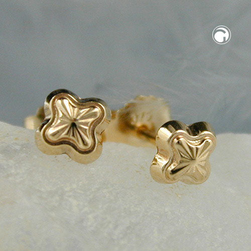Stud earring 4mm star with pattern 9Kt GOLD