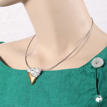 Bicolor-Kette mit dreieckigem Anhänger – modern, geometrisch & elegant